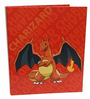 Charizard op een rode map met tekst