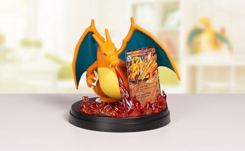 Charizard-beeldje met Pokémon-kaart