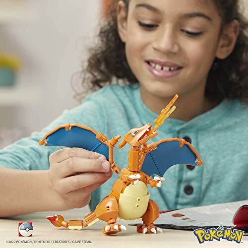 Kind speelt met Charizard speelgoed.