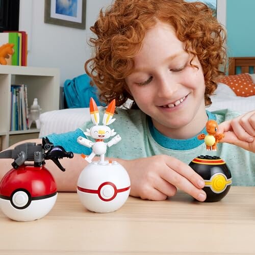 Kind speelt met Pokémon-figuren op Pokéballen.