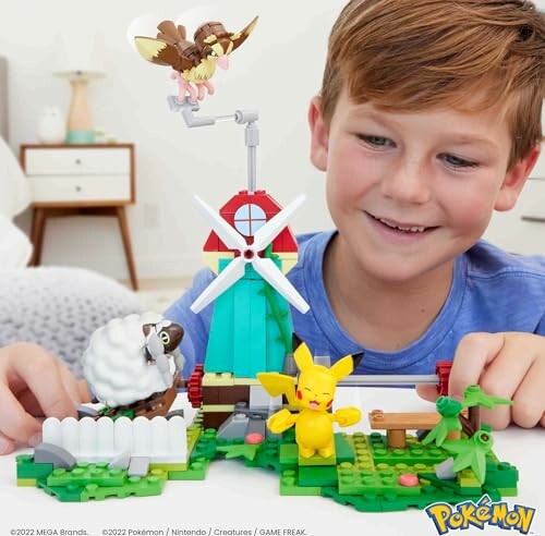 Kind speelt met Pokémon Lego-set