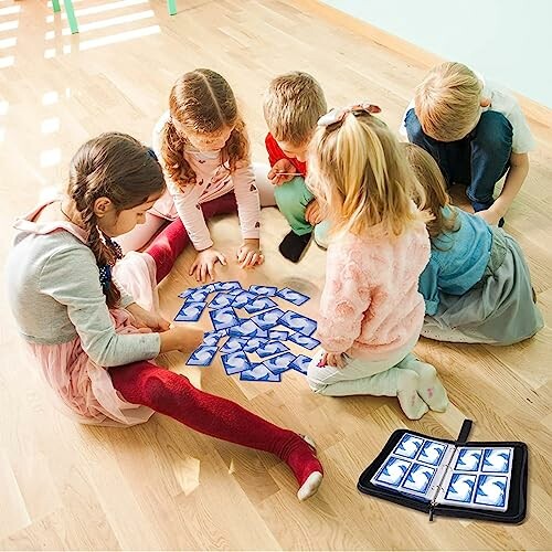 Kinderen spelen een kaartspel op de vloer.