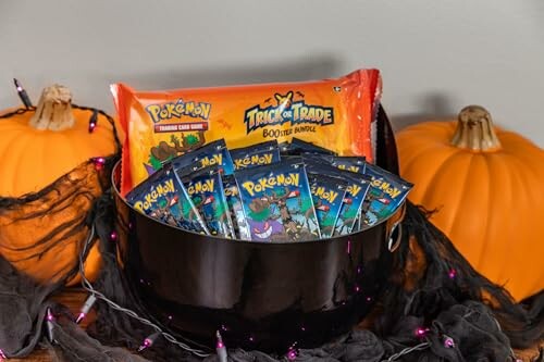 Pokemon kaarten in een zwarte ketel met Halloween versiering