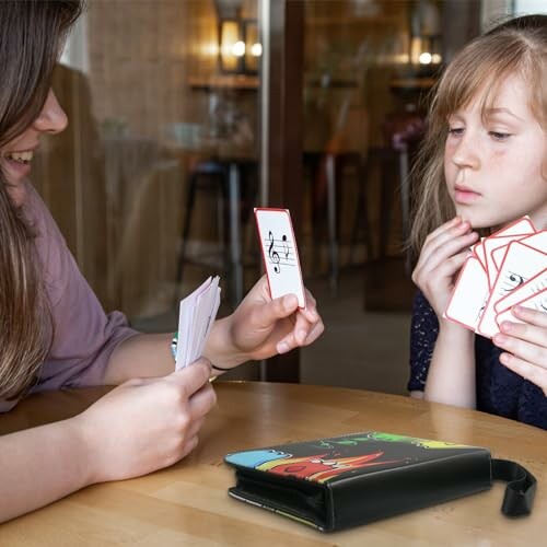 Twee mensen spelen een muziekkaartspel.