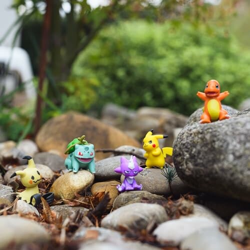 Pokemon-figuren op stenen in de tuin