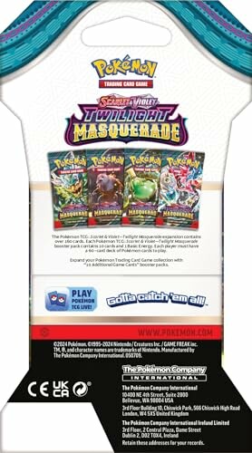 Achterkant van een Pokémon TCG verpakking met drie kaarten afgebeeld.