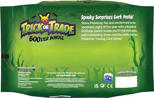 Achterkant van een groene Pokémon Trick or Trade Booster Bundle verpakking.