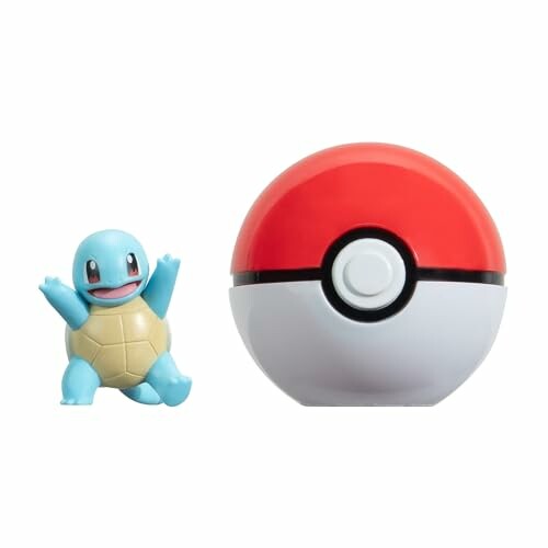 Speelgoed Squirtle naast een Pokébal